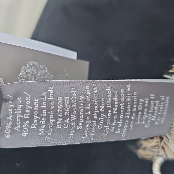 NWT Vince Camuto Beige Floral Scarf with Fringe - Picture 13 of 16